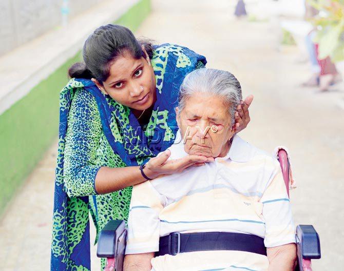 Caregiver Shabana Shaikh seen spending time with 89-year-old Alzheimer’s patient Nalini at a garden in Breach Candy. Pic/Bipin Kokate