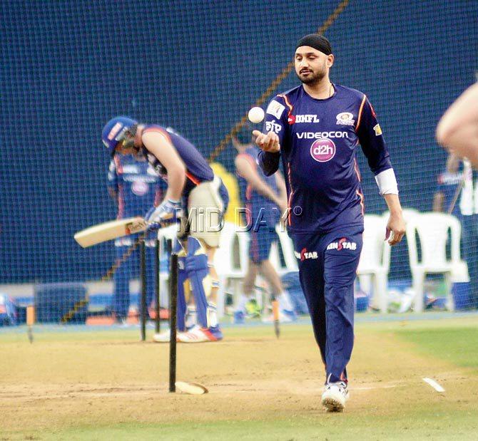 Mumbai Indians’ Harbhajan Singh gets ready to bowl during a pratice session at Wankhede Staduim yesterday. Pic/BIPIN KOKATE 