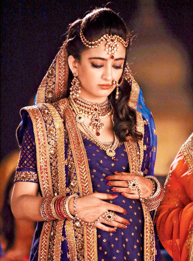 A still of Akshara Haasan as the pregnant bride in the film