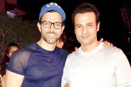 Hrithik Roshan gifts his 'Kaabil' co-star Rohit Roy an expensive watch