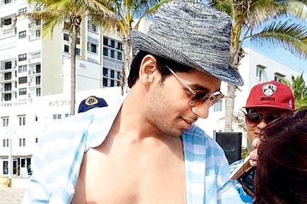 Sidharth Malhotra flaunts his sexy abs on sets of 'Reloaded' in Miami