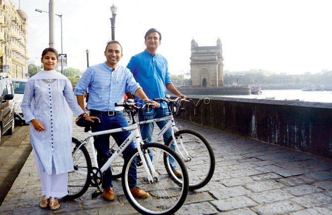 Priyanka and Priyank Deshmukh with Yogesh Chande at The Gateway of India, a stopover on the trail. Pic/Bipin Kokate
