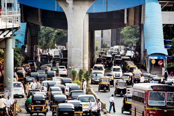 Traffic congestion near the Chembur monorail station. FILE PIC