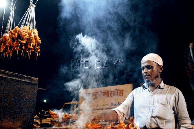 Stationed outside Ghansoli Dargah in Vashi, Ahmedbhai Shaikh’s little kebab pop-up is popular with Navi Mumbai