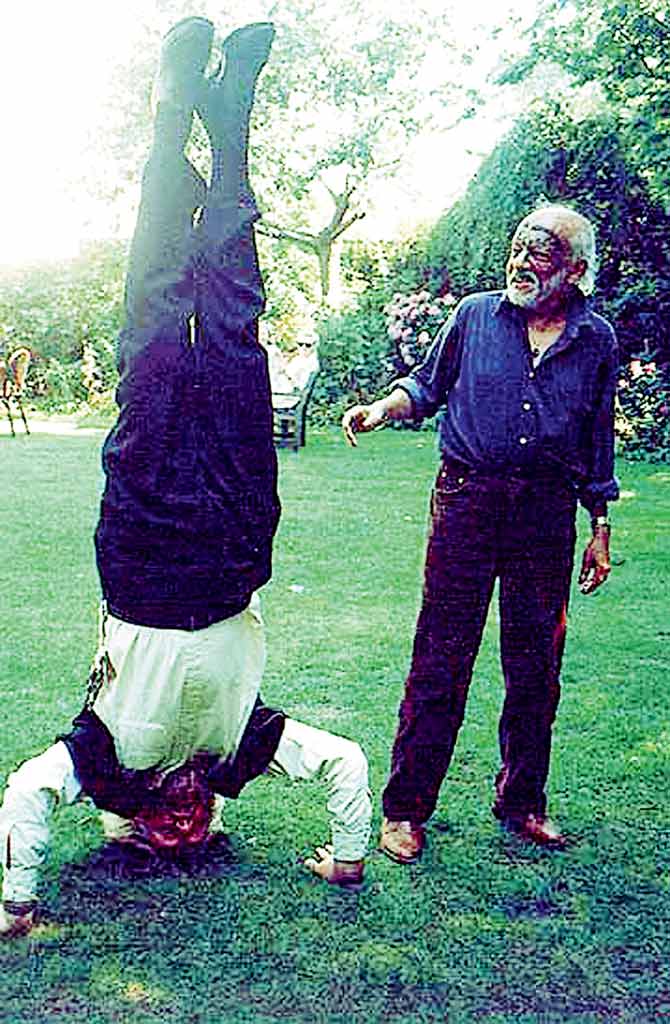 Hartnoll does a headstand as a bemused Souza looks on at The Chelsea Arts Club in August 1995. PHOTO BY SRIMATI LAL
