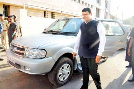 Maharashtra Chief Minister Devendra Fadnavis travels without red beacon