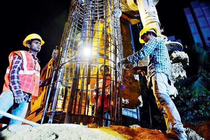 Late night construction work on at Borivli. Over 1,500 people are working in two shifts on the Kandivli and Borivli patch, often without a break. Pics/Sameer Markande