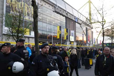 CL: Explosion near Borussia Dortmund team bus, Spanish defender Marc Bartra injured