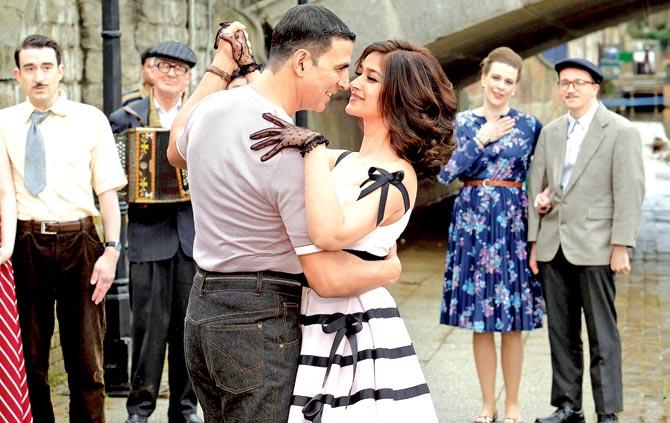 A still from the song Tere Sang Yaara in Rustom