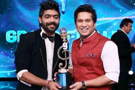 Bollynews Fatafat: Sachin presents the Indian Idol trophy  