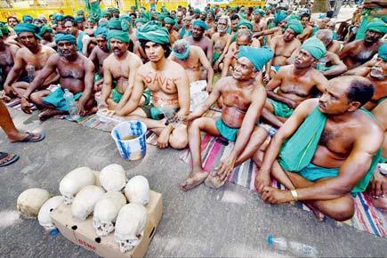 Day 40: Agitating Tamil Nadu farmers in Delhi consume urine