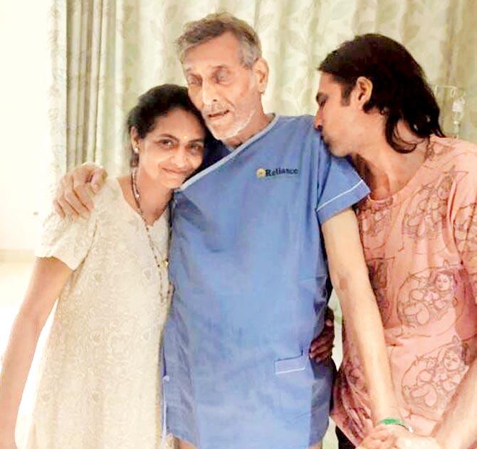 Vinod Khanna with wife Kavita and son Sakshi