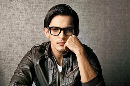 Aditya Narayan misbehaves with airline staff, apologises