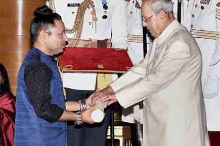 President Pranab Mukherjee presents Padma Awards to Cho Ramaswamy, Kailash Kher