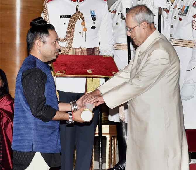  President Pranab Mukherjee presents Padma Awards to Cho Ramaswamy, Kailash Kher