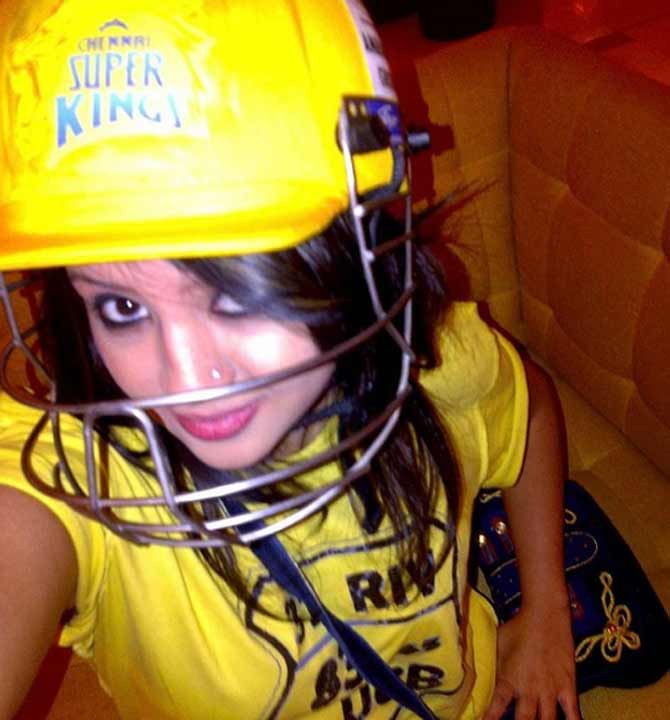 Sakshi Dhoni in CSK jersey standing up for her hubby MSD