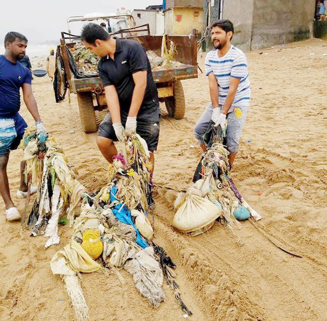 Afroz Shah with his team of volunteers. Pics/Afroz Shah