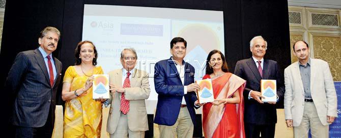Anand Mahindra, Piyush Goyal, Chanda Kochchar, Viral Acharya and others at the launch of Rakesh Mohan