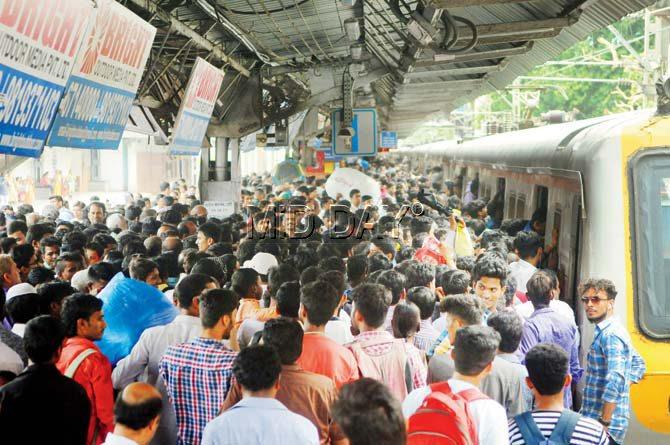 Mumbaikars faced a tough time commuting on Monday morning, as BEST workers went on a strike to protest against untimely disbursement of salaries. Pics/Tanvi Phondekar and Datta Kumbhar