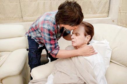 This photo of SRK kissing Dilip Kumar on forehead will melt your heart