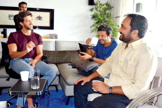 Anand Kumar meets Hrithik Roshan and Vikas Bahl at the actor