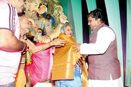 Jaya Bachchan travels from Juhu to Byculla to seek Bappa's blessings