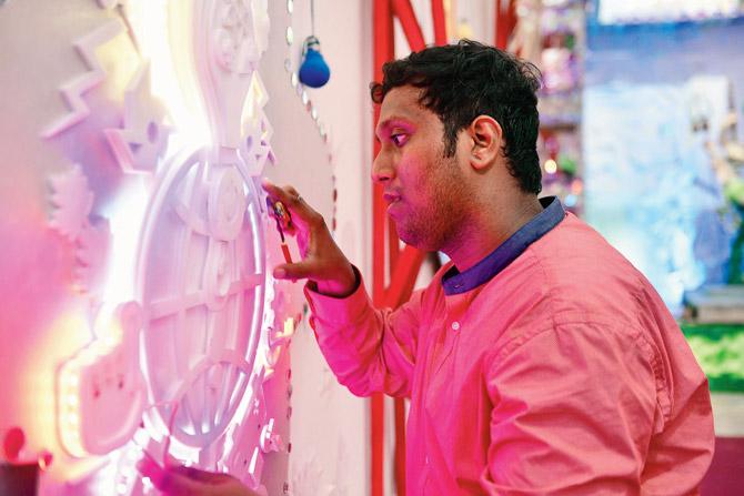 Sumit Patil with a Ganesh idol fitted with sensors that emanates light. PIC/BIPINâÂu00c2u0080Âu00c2u0088KOKATE