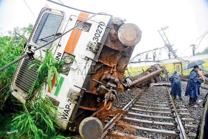 Four coaches and the engine derailed completely, collapsing on the tracks. Pics/Sameer Markande