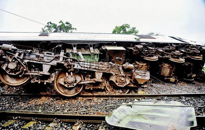 Four coaches and the engine derailed completely, collapsing on the tracks. Pics/Sameer Markande