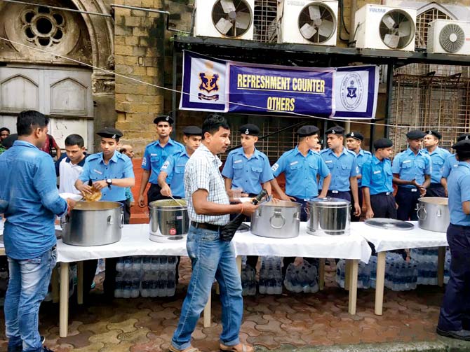 The Indian Navy started community kitchens to feed those stranded all over the city and suburbs