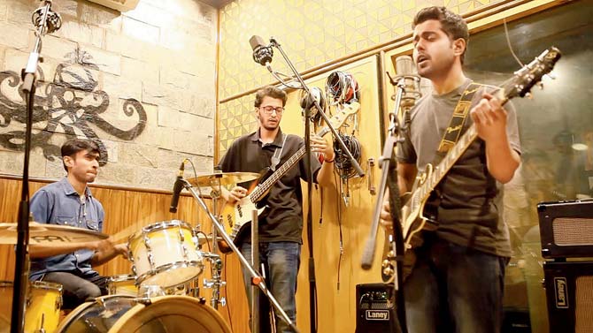 Par Ek Din tells the story of the struggling days of the band City Haze
