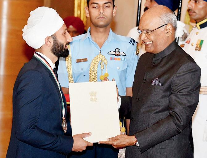 Hockey star Sardar Singh receive their Rajiv Gandhi Khel Ratna awards from President Ram Nath Kovind in New Delhi yesterday. Pics/PTI