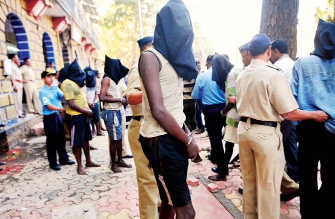 Police escort Somalian pirates to Yellow Gate police station