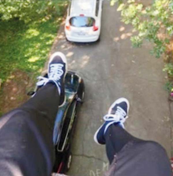 The last picture taken by a 16-year-old girl from Texas, United States, on the roof of her house, before she jumped to her death