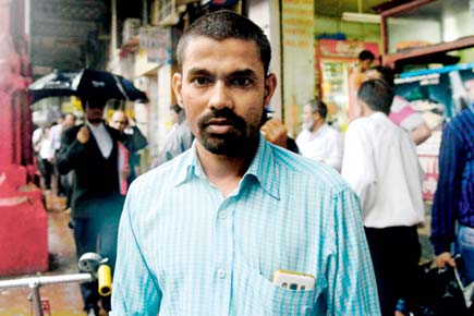 Mumbai: TC cheats man of Rs 600, then goes to his home to apologise