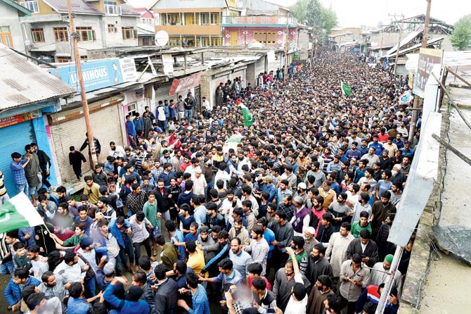 Hundreds of Kashmiris gathered for Hizb commander Yasin Yatoo at Budgam on Sunday. Pic/AFP
