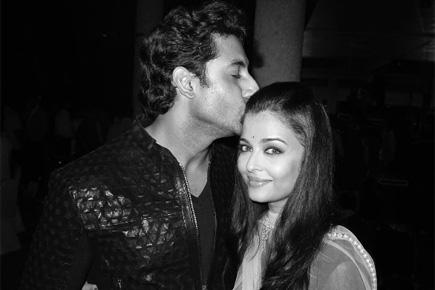 Abhishek Bachchan kisses Aishwarya Rai Bachchan in this adorable photo