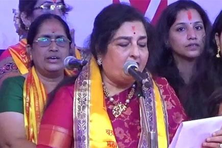 Watch video: Anuradha Paudwal sings Bhajan at Siddhivinayak