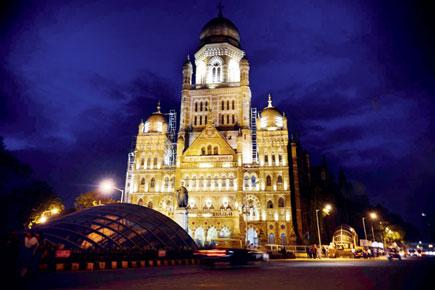 Clumsy BMC office assistant breaks a part of Mumbai Heritage