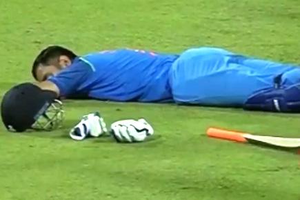 MS Dhoni takes a nap while crowd goes crazy and Twitter is abuzz