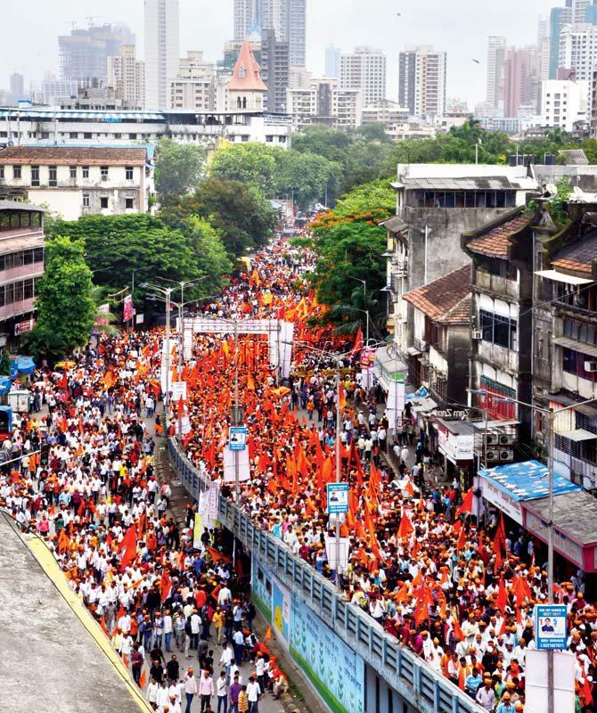 The protesters pass over the Byculla bridge this morning. Pic/ Rane 