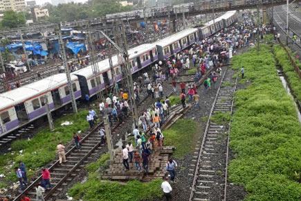  4 coaches of Mumbai local train derails