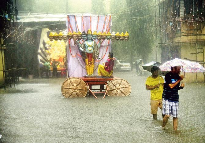 As the city witnessed heavy downpour on Tuesday, rain water flooded a Ganpati pandal in Thane. PIC/SAMEER MARKANDE