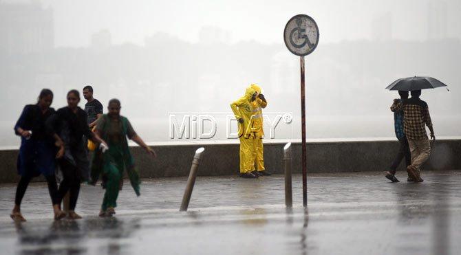 The IMD has predicted heavy rainfall for the next two days. Pic/Nimesh Dave