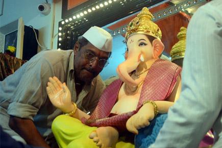 Watch video: Nana Patekar welcomes Lord Ganesha home