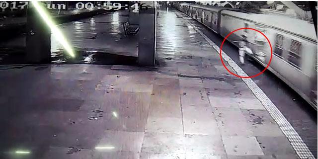 Sanpada railway station train accident CCTV Footage