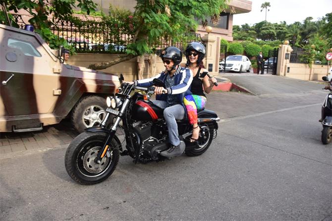 Sidharth Malhotra and Jacqueline Fernandez get mobbed in Bandra