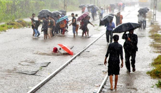 mumbai rains woman