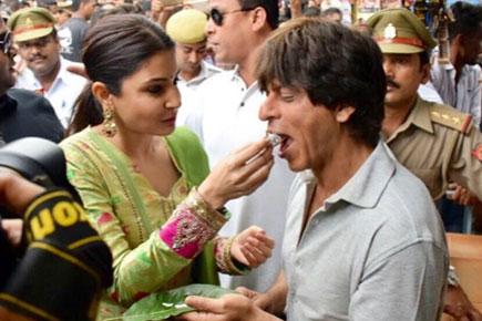 Photos: Shah Rukh Khan, Anushka Sharma relish 'paan' in Varanasi