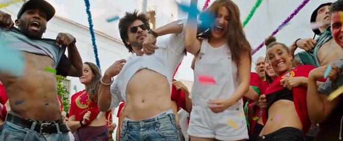 Shah Rukh Khan flaunts his abs in 